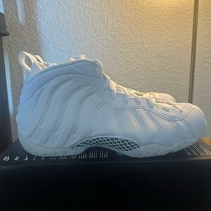 Nike Air Foamposite One
Triple White - 10.5M